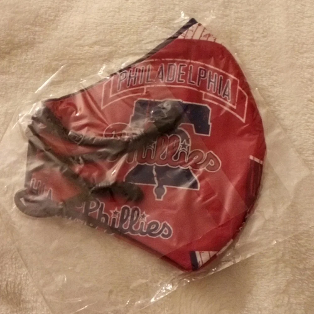 PHILLIES KIDS MASK! BRAND NEW IN PACKS!